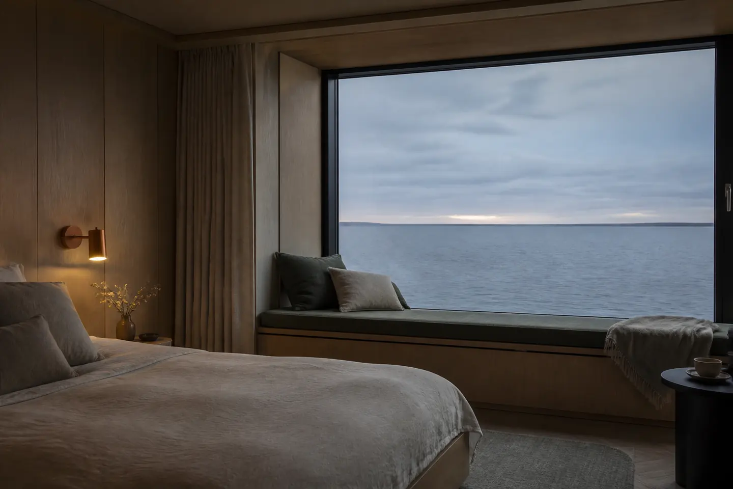 Linnen hotelsuite met eikenhout en uitzicht over het water