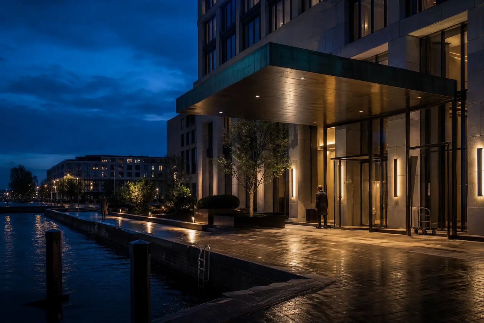 Modern hotel aan donker Nederlands water na een regenbui